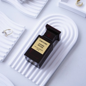 Minimalist wavy plaster storage tray for cosmetic photography with decorative arch design