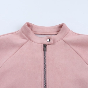 Detail der rosa Wildlederimitat-Jacke mit Stehkragen, Metallreißverschluss und Druckknopf