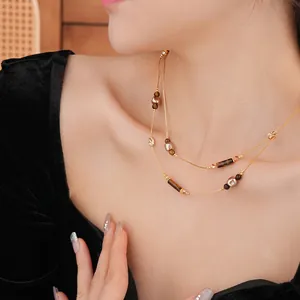 Tigerauge-Stein und Perlenkette mit Goldkette für minimalistischen Luxus-Stil-Look