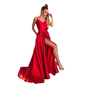 Élégante robe de soirée longue en satin rouge avec décolleté en V et fente haute