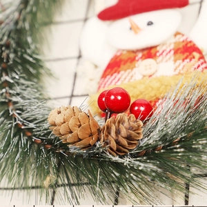Weihnachtskranz mit künstlichen Kiefernnadeln, natürlichen Zapfen und roten Beeren Dekor