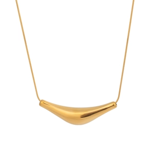 Détail du pendentif géométrique en forme de croissant plaqué or 18 carats sur chaîne