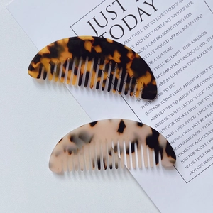 Portable geometric acetate comb in vintage marble amber and cream tortoiseshell patterns
