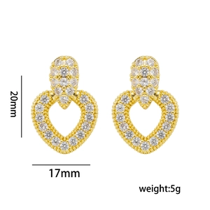 Goldene herzförmige Zirkonia-Ohrringe, 20mm hoch und 17mm breit, auf weißem Hintergrund