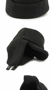 Detalle de gorro de aviador de invierno con forro de lana gruesa y botones de presión