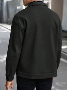 Nahaufnahme des texturierten Wollstoffs und der Schulternähte an einer Herren-Freizeitjacke