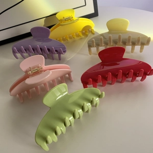 Set aus großen französischen Haarklammern in Creme, Pastellrosa und sanften Farben