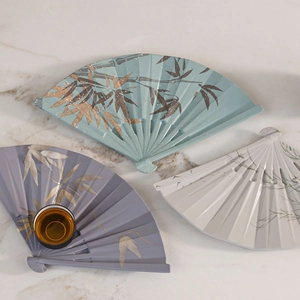 Tres bandejas de té de cerámica en forma de abanico con elegantes patrones de bambú oriental