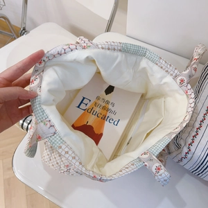 Détail de l'intérieur spacieux du sac matelassé en coton avec une poche zippée utile