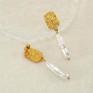 Vue détaillée des boucles d'oreilles vintage dorées avec perles baroques de style français