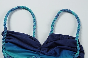 Détail du tissu mesh dégradé bleu-vert avec bretelles tressées et centre froncé