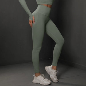 Détail du legging de yoga sans couture vert olive à taille haute avec crop top