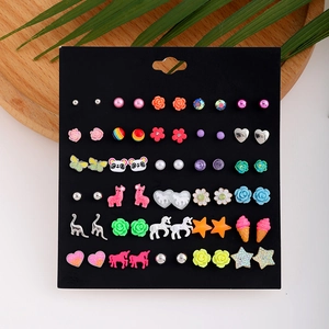 30-teiliges Modeschmuck-Ohrstecker-Set mit Einhorn-, Blumen- und Herzmotiven auf Karte