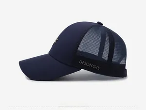 Détail de la casquette de baseball en mesh bleu marine avec broderie et ornement