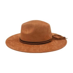 Detailansicht eines kamelfarbenen Fedora-Hutes mit geflochtenem Band und Quaste