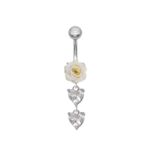Détail d'un piercing de nombril avec une rose en résine blanche et des cœurs en zircone