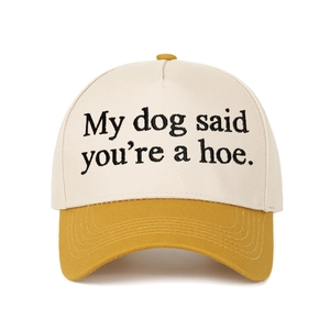 Détail de la casquette bicolore avec le slogan My Dog Said You're a Hoe brodé dessus