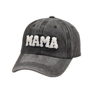 Dettaglio del ricamo MAMA in ciniglia su un cappellino da baseball grigio lavato