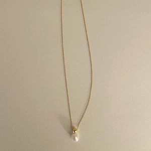 Minimalist 925 silver necklace with a golden chain and a white teardrop pearl pendant