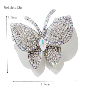 Lussuosa spilla a farfalla con base in metallo argentato e cristalli di strass brillanti