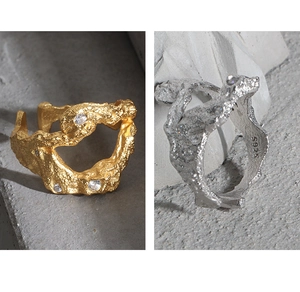 Dettaglio di texture irregolare e zirconi su anelli in argento sterling S925