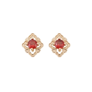 Boucles d'oreilles vintage dorées avec pierres rouges rondes facettées sur fond blanc