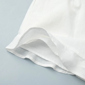 Détail de l'ourlet en lin blanc avec coutures soignées et doublure intérieure légère