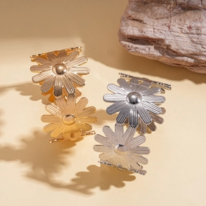 Bracelet jonc ouvert fleur métallique en finitions or et argent avec pétales texturés