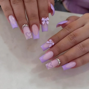 Faux ongles carrés longs avec pointes violettes, nœuds 3D, cœurs et strass brillants
