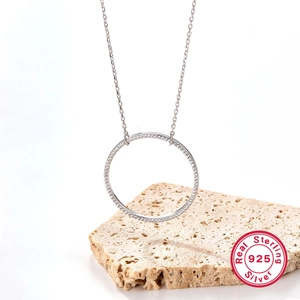 Détail du collier en argent sterling 925 avec un grand pendentif rond serti de pavé