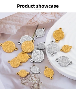 Detailansicht von St. Benedikt Anhängern in Gold und Silber für DIY-Schmuck