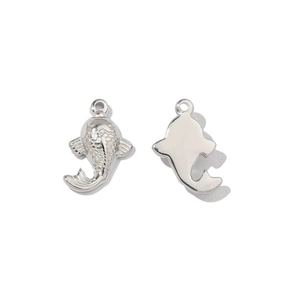 Pendentifs poisson en acier inoxydable poli montrant le relief et le dos lisse argent