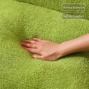 Sofá para gatos de felpa verde con alta resiliencia y textura térmica suave