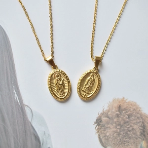 Colliers vintage en acier inoxydable avec pendentifs Sainte Geneviève et Guadalupe