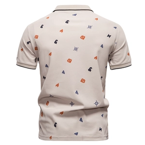 Dettaglio del tessuto piqué e stampa geometrica sul retro della polo beige da uomo