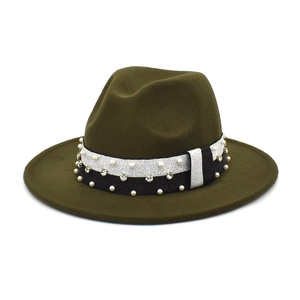 Λεπτομέρεια από χακί καπέλο fedora με γυαλιστερή κορδέλα, λευκά μαργαριτάρια και στρας