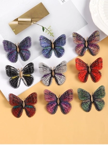 Lot de neuf broches papillon en broderie dégradée avec bases métalliques dorées élégantes