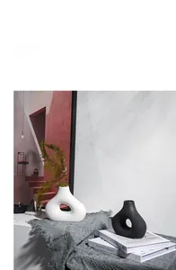 Detailopname van minimalistische zwart-witte keramische vazen met holle driehoekige vorm