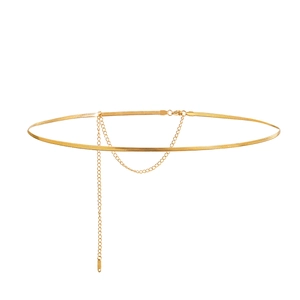 Vue détaillée de la ceinture chaîne serpent dorée ajustable avec fermoir mousqueton 18K