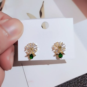 Madeliefje oorbellen met witte zirkonia en een peervormige donkergroene edelsteen hanger