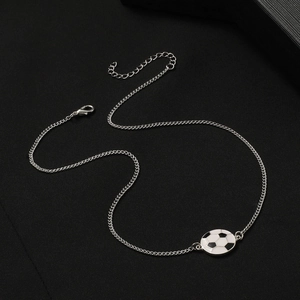 Makro-Detail des silbernen Armbands mit schwarz-weißem Fußball-Anhänger aus Emaille