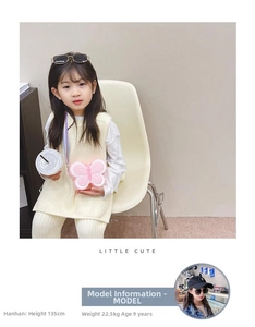 Fille avec gilet en maille crème et mignon sac à bandoulière en silicone papillon rose