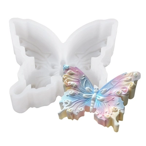 Detail van witte 3D vlinder siliconen mal met een glitterig kleurverloop eindproduct