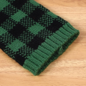 Gros plan sur la texture tricotée à damier vert et noir du couvre-bouteille de vin