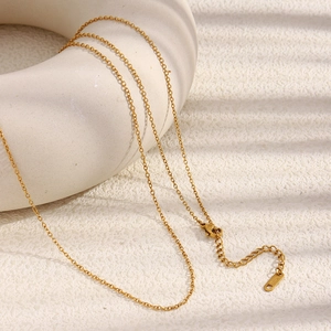 Close-up of 18K gold plated stainless steel O-chain with lobster clasp and K18 tag