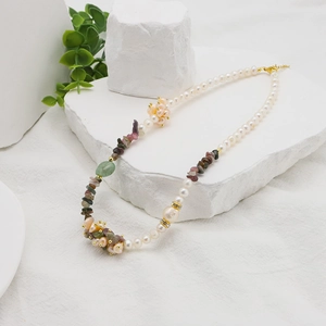 Collana di perle barocche e pietre multicolori con catena dorata regolabile