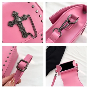 Vue détaillée du sac gothique rose avec pendentif croix, rivets et boucles métalliques