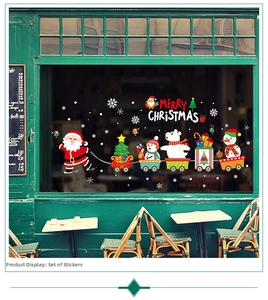 Vista dettagliata degli adesivi natalizi per vetrine con Babbo Natale, treno e pupazzi