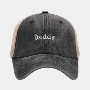 Detail der weißen 'Daddy'-Stickerei auf der dunkelgrauen, gewaschenen Vintage-Trucker-Kappe
