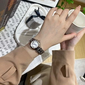 Montre vintage pour femme avec chiffres romains et bracelet en acier bicolore